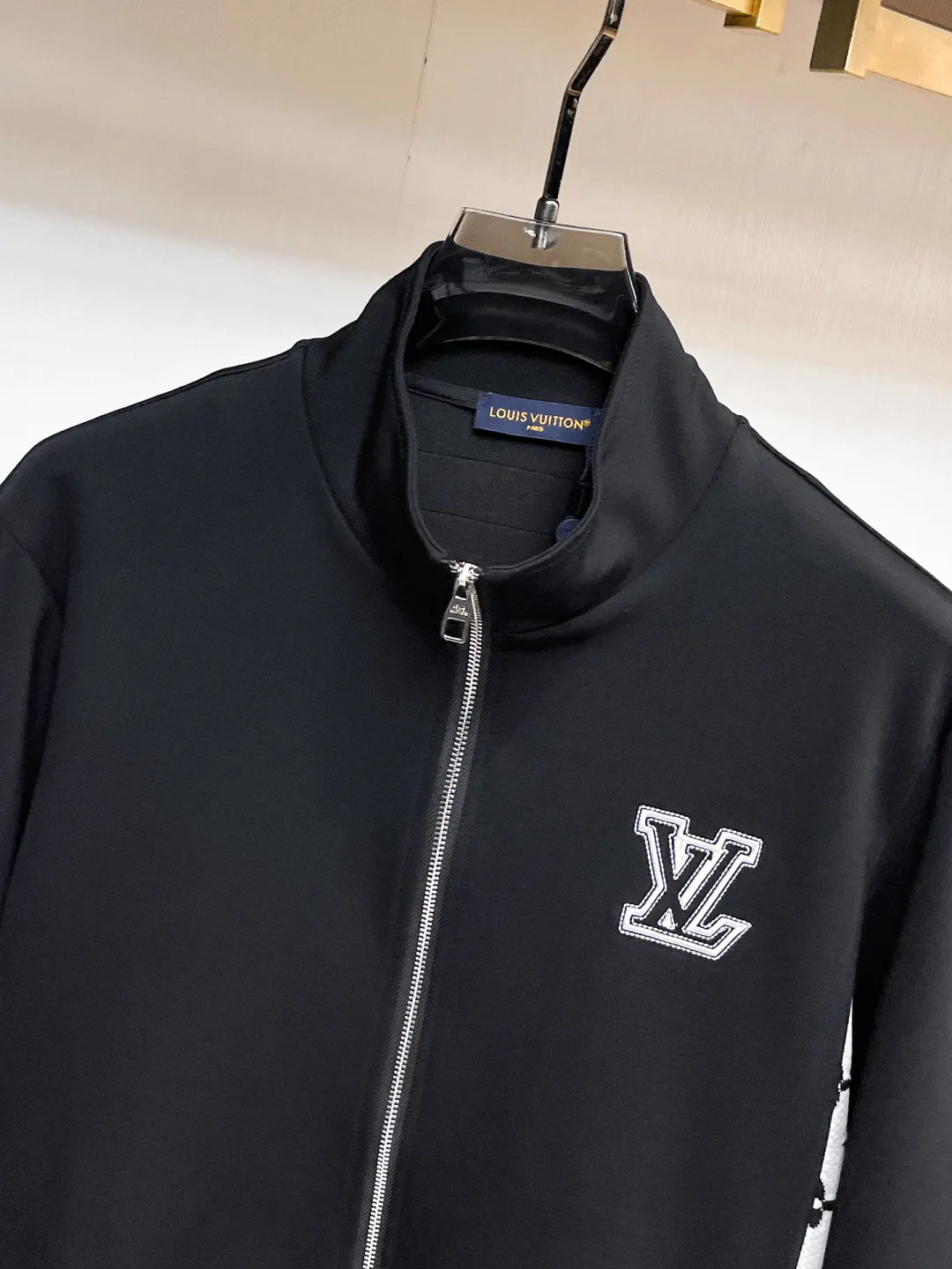 🅿️720 LV 2025 autumn and winter new counter casual suit, breathable, comfortable and casual! Full of high-end feel! The details are exquisite and high-end, and the workmanship is impeccable! The original high-end fabric is very high-end! The fabric is crisp, anti-wrinkle and wear-resistant, warm, neat and stylish. Everyone must buy a set this autumn and winter. They must look cool and handsome when wearing it. We specially recommend the size M-3XLC30